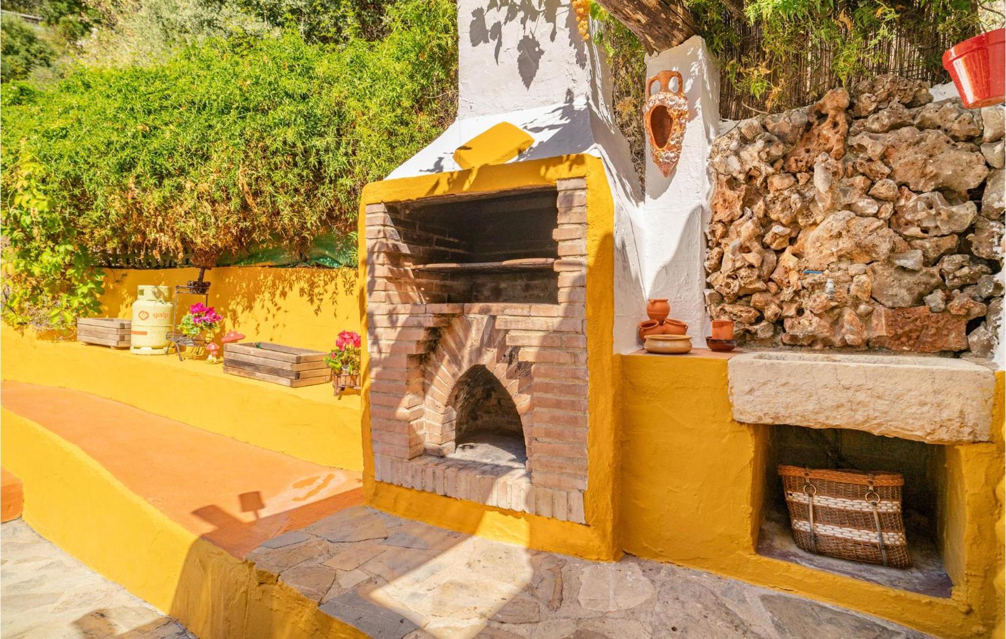 Amazing Cottage In Algatocin With Kitchen Екстериор снимка